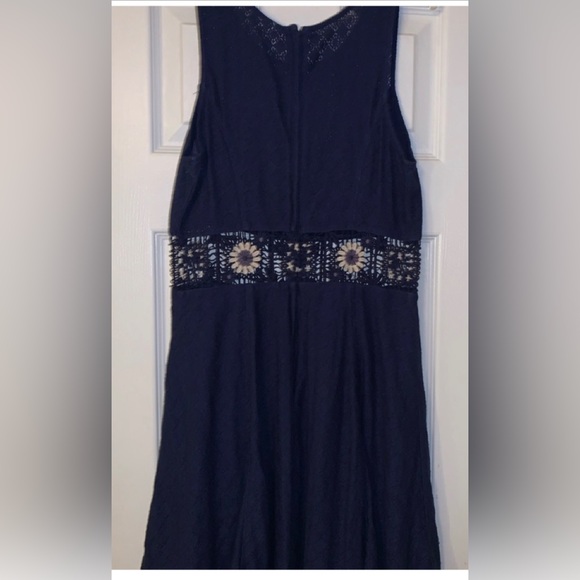 Free People Blue Dress, Size 12, with appliqué in the center - Picture 2 of 6